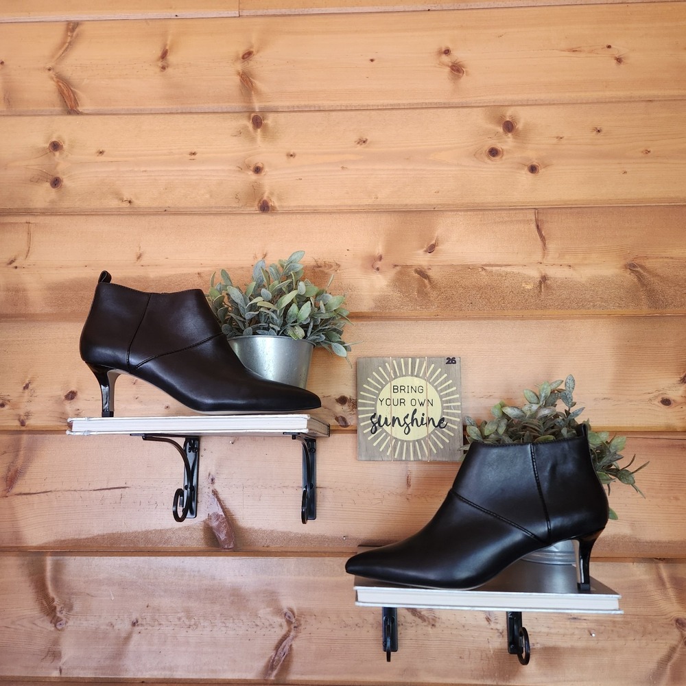 Donald J Pliner Fayla Smooth Black Leather Stiletto Heel Point Toe Booties 8.5 M